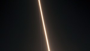 FOTOGALÉRIA. Pilotov vystrašil horiaci predmet, bola to raketa