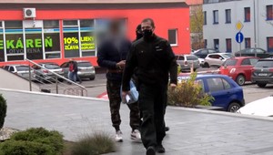 Miroslav z Prievidze si poriadne zavaril. Najskôr napadol družku, potom udrel aj policajta