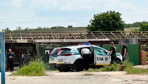 Iba 23-ročný muž spadol v práci zo strechy. Pád neprežil