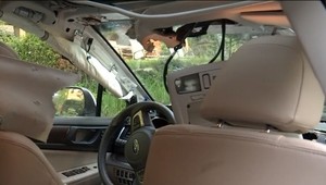 Vandal vtrhol do garáže a kompletne zničil auto. Polícia ho ale zadržať nemohla
