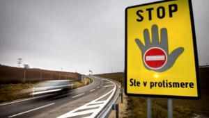 Vodič mikrobusu ohrozil 14-člennú posádku. Na diaľnicu chcel ísť v protismere