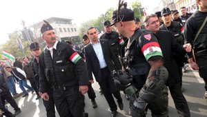 Gardisti v uliciach Budapešte hádzali fľaše