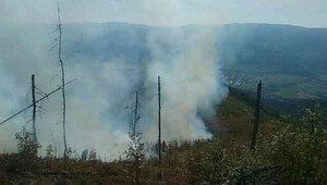 Požiar lesa v Polomke sa rozšíril. Zasahuje aj vrtuľník