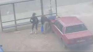 Opil sa, zaspal na kapote auta a okradli ho...