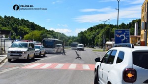 Senior zrazil na priechode matku s kočíkom, dieťa previezli letecky do nemocnice