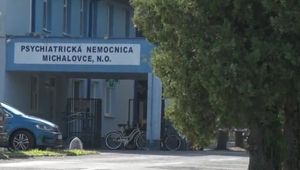 Opatrovateľku ohrozoval nožom. Žena bežala k nemocnici a privolala si pomoc