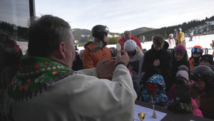 Novoročná omša na Chopku: Kňaz si postavil provizórny oltár na bufetovom stole