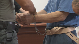 Do skrine vošiel s úmyslom zabíjať. Muž teraz stojí pred súdom