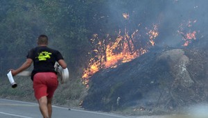 Hasiči v dovolenkovej destinácii bojujú s požiarom. Rozpútal ho úder blesku