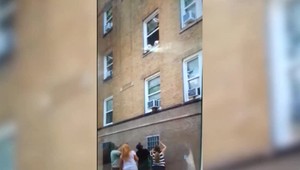 Deti viseli z druhého poschodia. Okoloidúci čakali v napätí pod oknom