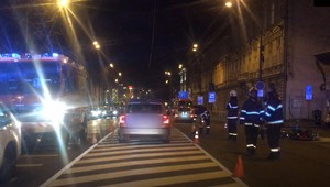 Vážna nehoda v centre mesta. Motorkár v nemocnici zraneniam podľahol