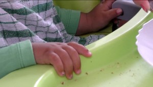 Prípad dvoch detí, ktoré matka poslala taxíkom na Slovensko, sa zamotáva