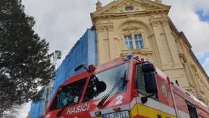 V centre Bratislavy začala horieť strecha na základnej škole, evakuovať museli deti aj učiteľov