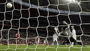 Rooney naložil v Premier League už stovku gólov