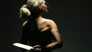 Dievča (†20) našli doma s nožom v ruke, zomrelo