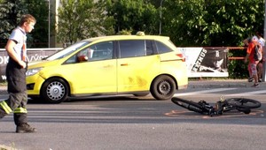 Cyklista prešiel na červenú. Jedno auto sa mu vyhlo, druhé už zrážke nezabránilo