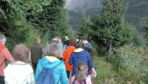 Tatry navštívili mimoriadne vzácni turisti. Aj napriek svojmu vzácnemu syndrómu prišli vyčistiť lesy