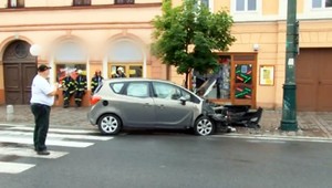 Vodič vrazil do stĺpa. V krvi mu policajti namerali 1,8 promile