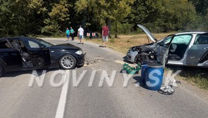 Pri zrážke dvoch áut sa zranilo 5 malých detí. Zasahovať museli záchranárske vrtuľníky