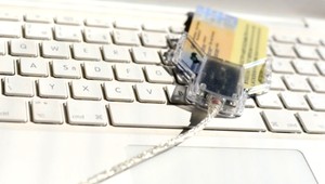 Zlodej v taške s úlovkom nechal svoju bundu. Aj s občianskym