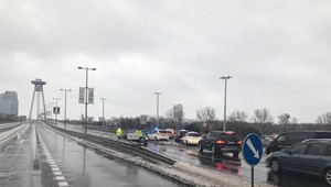 ONLINE: Most SNP je opäť prejazdný. Situácia sa pomaly upokojuje