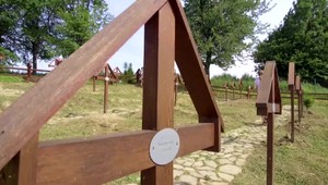 Deň červených makov. Nadšenci z východu opravujú staré vojenské cintoríny