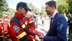 Premiér Heger privítal slovenských hasičov, ktorí sa po ôsmich dňoch vrátili z Grécka