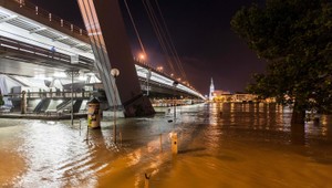 ONLINE. Dunaj cez 10 metrov, zmizli ľudia zo zatopenej chatky