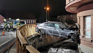 Vo Zvolene skončilo auto v múre domu, jeden zo spolujazdcov neprežil