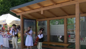 Terchová má unikátne "spievajúce" autobusové zastávky. Majú zabrániť nárazu vtákov