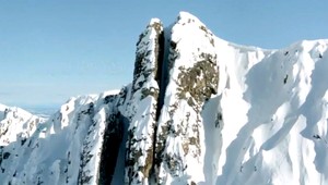 Milimetre od smrti. Lyžiar zdolal len meter a pol širokú úžinu