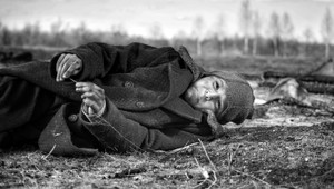 Úspech pre český a slovenský film: Snímku Pomaľované vtáča vybrali do hlavnej súťaže na festivale v Benátkach!