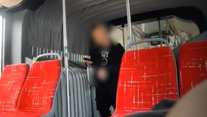 VIDEO: Len 18-ročný mladík onanoval v autobuse MHD