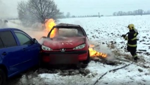 V Galante sa zrazili dve autá, jedno sa vznietilo