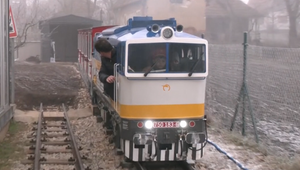 VIDEO: Neprijali ho za rušňovodiča, tak si vyrobil vlastnú zmenšeninu vlaku