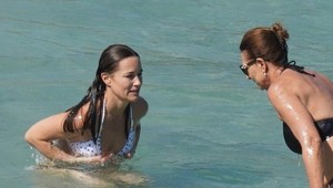 To sú ale krivky! Mama a sestra Kate Middleton si užívali sviatky v plavkách