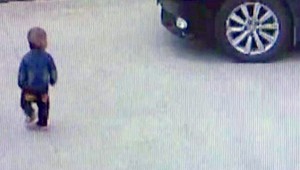 VIDEO: Vodič zrazil malého chlapca, bol zaujatý mobilom