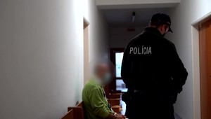 Muž si odpyká 8 rokov za pokus o vraždu vlastnej manželky. Ona mu odpustila a chce ho mať doma