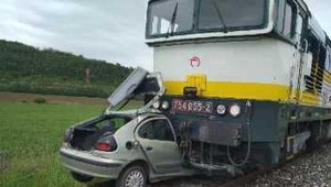 Nehoda na železničnom priecestí. Vlak zošrotoval osobný automobil