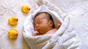 Bábätko skončilo v záchodovej rúre, prežilo...