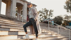 Aké topánky sa hodia k bežným outfitom a prečo by ste si mali vybrať biele tenisky na platforme?
