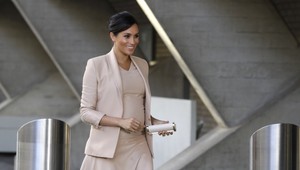 Naznačila Meghan farbou outfitu pohlavie dieťatka?