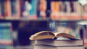 Seďte doma a nájdite si dobrú knihu, znie rada politikov. Prinášame vám zopár tipov na knihu pre každého