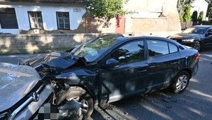 V Malackách sa čelne zrazili dve autá. Dieťa utrpelo ťažké zranenia, matka ho nepripútala