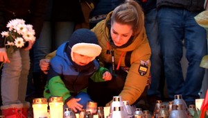 Zastavme ich bratia - spieva hymnu s Jurajom Benetinom aj Joan Baez