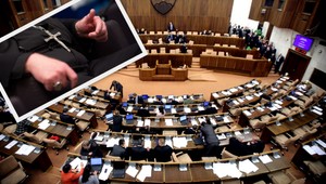 Poslanci sa budú v parlamente pravidelne modliť