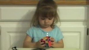 VIDEO: Hádajte, za aký čas poskladá trojročná Emily Rubikovu kocku!