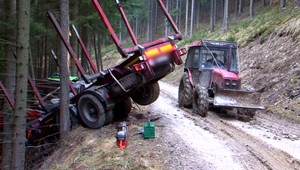 Vodičovi kamiónu (58) zachránili život stromy. Nehodu prežil len o vlások
