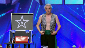 Keď uvidíte tohto fakíra, naskočí vám husia koža: Chrúme žiarovky a ruku si prepichne skrz na skrz