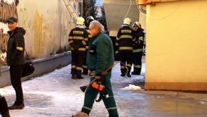 Prestrašení obyvatelia zutekali z bytov, v okolí bol cítiť plyn. Na mieste zasahovali hneď dvakrát
